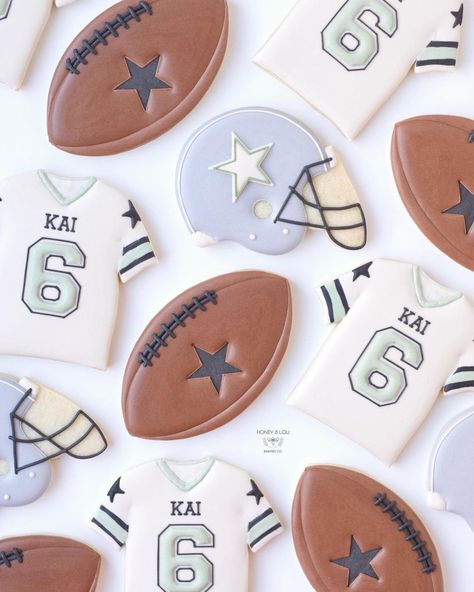 Honey & Lou Baking | Eileen on Instagram: “It’s Game Time!! Who are you rooting for? 🏈” Football Cookies Decorated, Football Sugar Cookies, Football Cookies, Football Theme Party, Pretty Cookies, Cookie Inspiration, Cookies Decorated, Game Time, Sugar Cookies Decorated