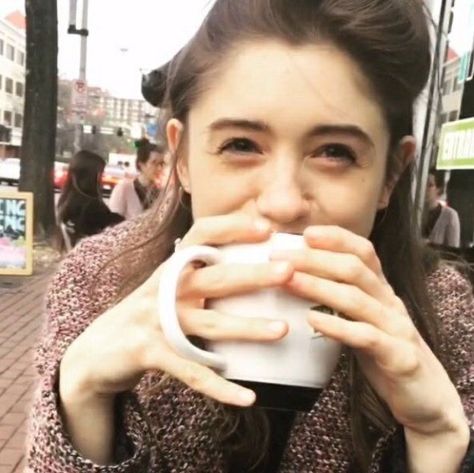 Natty Ice, Natalia Dyer, Coffee Icon, Nancy Wheeler, Cast Stranger Things, Aesthetic People, Drinking Coffee, Fav Celebs, Celebrities Female