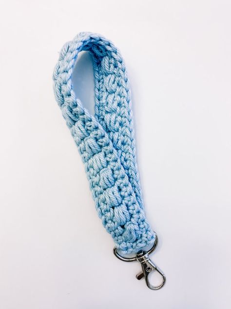 Crochet Key Lanyard Pattern, Crochet Keychain Wristlet Pattern Free, Crochet Cotton Patterns, Crochet Keyrings, Crochet Lanyard, Keychain Crochet Pattern, Wristlet Patterns, Crochet Decorations, Crochet Queen