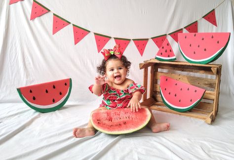 Watermelon Diy Crafts, Watermelon Diy, Family Maternity Pictures, Fruit Birthday Party, Baby Cake Smash, Fruit Birthday, Milestone Pictures, 1st Birthday Cakes, Watermelon Birthday