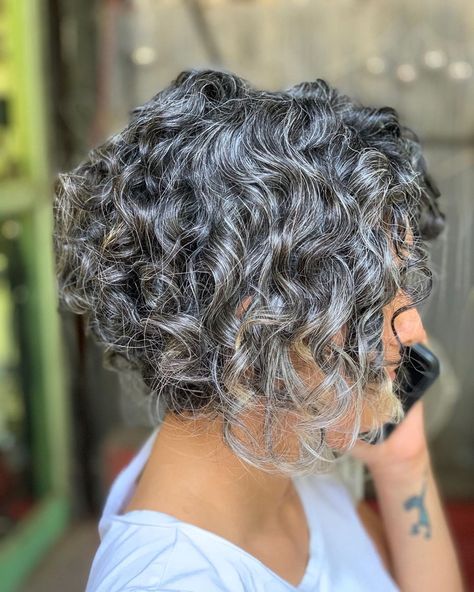 Short Grey Curly Hair Natural Curls, Curly Grey Hairstyles, Mom Hair, Grey Curly Hair, Bob Haircut Curly, Curly Hair Photos, Curl Hair, Gray Hair Cuts, Short Curly Haircuts