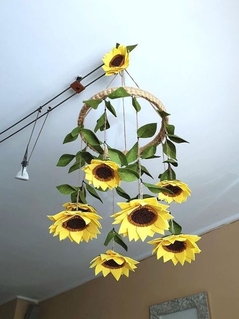 2024 Nursery, Daisy Classroom, Sunflower Mobile, Flower Baby Mobile, Sunflowers Decor, Felt Flower Mobile, Sunflower Decorations, Macrame Mobile, Sunflower Room