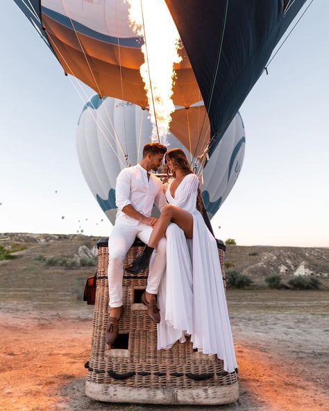 Dubai Picture Ideas, Dubai Couple, Photo Romance, Turkey Wedding, Turkey Photos, Cappadocia Turkey, Couple Picture Poses, Engagement Ideas, Dubai Travel