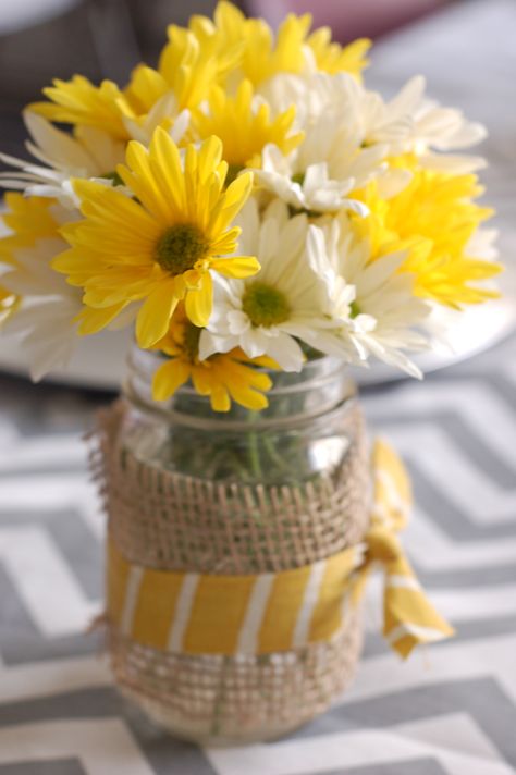 simple burlap covered mason jar with handmade fabric ribbon Summer Centerpiece Ideas, Preakness Stakes, Sunflower Arrangements, Daisy Party, Summer Centerpieces, Tafel Decor, Lemon Decor, Bee Baby Shower, Centerpiece Ideas