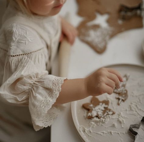 Christmas Cookie Baking Photoshoot Family, Cookie Making Photoshoot Christmas, Christmas Cookie Decorating Photoshoot, Gingerbread Cookie Photoshoot, Holiday Baking Photoshoot, Baking Cookies Photo Shoot, Cookie Baking Photoshoot, Gingerbread Photoshoot, Christmas Baking Photoshoot