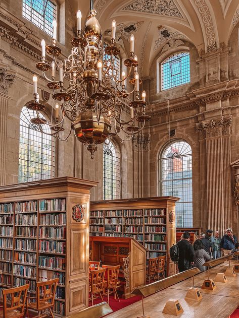 Pretty Universities, Bourgeoisie Aesthetic, Good University, Oxford Architecture, London Oxford University, Oxford Student Aesthetic, Oxford Library Aesthetic, Oxford University Students, University Library