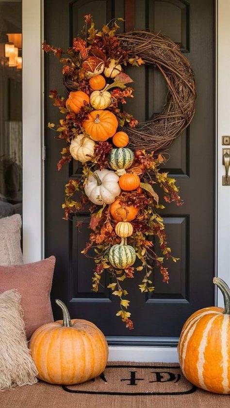 Front Door Autumn Decor, Fall Window Decorations, Fall Porch Decor Ideas, Autumn Ambiance, Fall Porches, Vintage Fall Decor, Fall Floral Decor, Thanksgiving Clipart, Fall Decor Wreaths