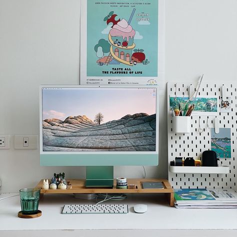 Aesthetic Imac Setup, Green Imac Setup, Blue Imac Desk Setup, Imac Office Setup, Green Imac Desk Setup, Green Imac, Imac Workspace, Imac Office, Imac Setup