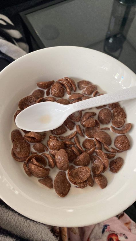 Choco Milk Aesthetic, Cereals Aesthetic, Milk Snapchat, Breakfast Aesthetic Mornings, Morning Breakfast Aesthetic, Cereal Aesthetic, Choco Milk, Choco Chips, Food Breakfast