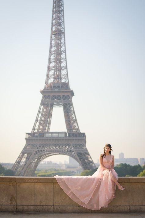 Eiffel Tower Photoshoot Ideas, Paris Poses, Paris Photography Eiffel Tower, Quince Photos, Quinceañera Photoshoot Ideas, Quince Pictures, Eiffel Tower Pictures, Tower Photography, Feminine Universe