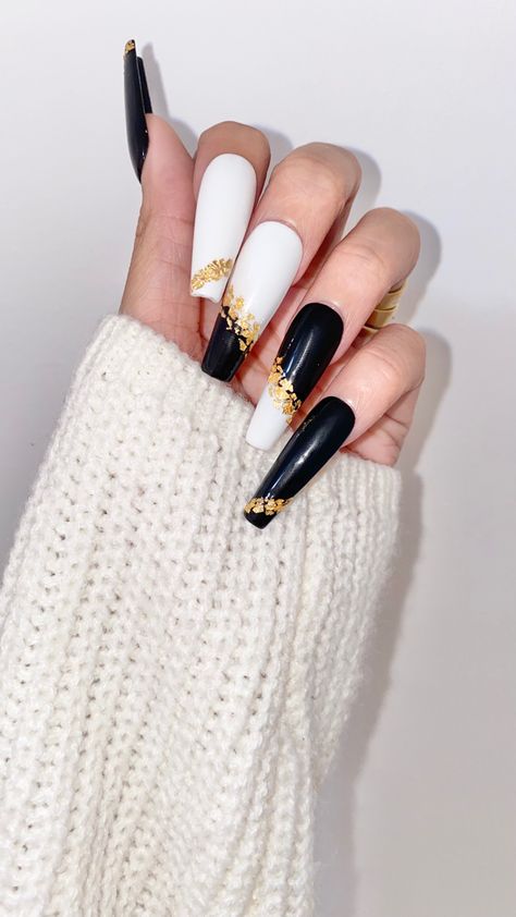 White & Black With Gold Flakes Nails, Elegant Nails Gold Flakes Nails, White Nail Design Ideas, Nails Inspiration Black, White Nail Design, White Lace Nails, White Nails With Gold, Black Gold Nails, Purple Ombre Nails, Gold Acrylic Nails