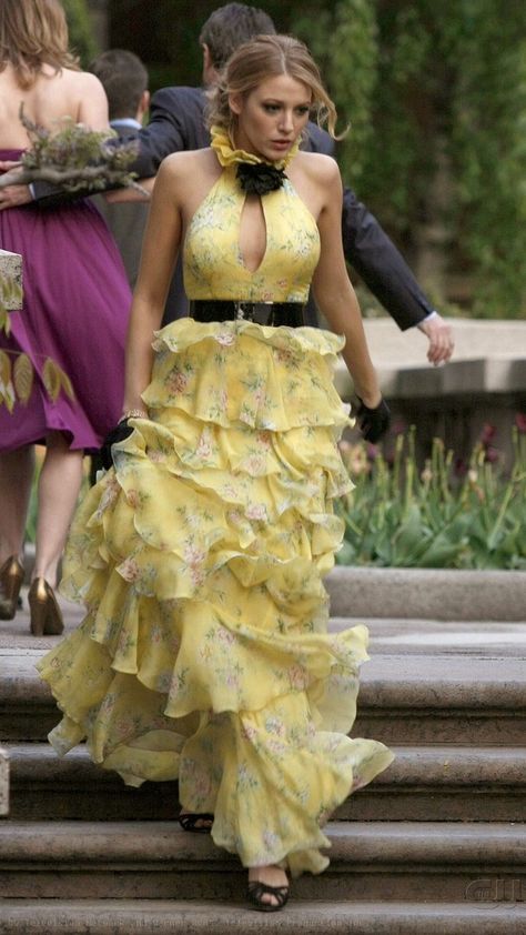 Serena Van Der Woodsen Yellow Dress, Serena Van Der Woodsen Wedding, Serena Van Der Woodsen Gold, Serena Van Der Woodsen Party, Ridley Duchannes, Bday Dresses, Blake Lively Gossip Girl, Serena Vanderwoodsen, Gg Outfits