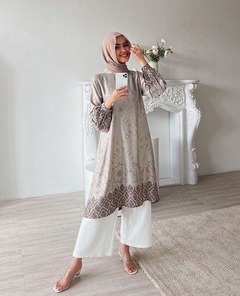 Tunik Modern Simple, Midi Dress Hijab, Lebaran Outfit, Hijabi Outfit, Hijab Designs, Dress Gamis, Womens Trendy Dresses, Muslim Fashion Hijab, Fashion Muslim