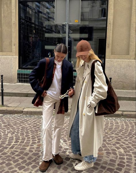 Raincoat Street Style, Raincoat Outfit, Aesthetic Life, Spring Wear, Fall Inspo, Autumn Vibes, Fall Fashion Trends, Fall Fashion Outfits, Casual Street Style