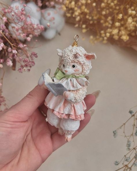 Katoenen kerstboomversiering (@ksenia.teplo) • Instagram-foto's en -video's Art Toys Design, Cotton Crafts, Art Dolls Handmade, Arte Sketchbook, Clay Art Projects, Doll Repaint, Sewing Toys, Soft Sculpture, Christmas Toys