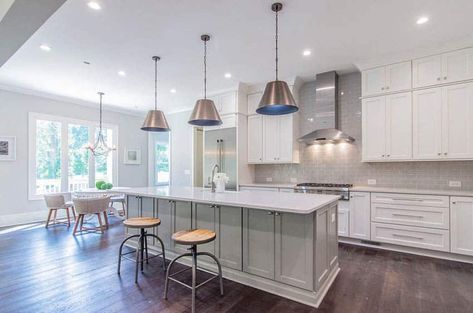 Kitchen with dark wood flooring and light gray walls with white cabinets gray island Feng Shui Kitchen Colors, Light Gray Walls, Dark Wood Flooring, Beige Kitchen Cabinets, Gray Tile Backsplash, Dark Wood Kitchen Cabinets, Gray Island, Gray Painted Walls, Beige Cabinets