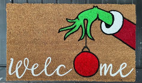 Diy Christmas Rug Painting, Grinch Door Mat Diy, Christmas Doormats Diy, Christmas Rug Painting Ideas, Christmas Rugs Diy, Christmas Rugs Outdoor Diy, Diy Christmas Rug, Funny Christmas Doormat, Grinch Door Mat