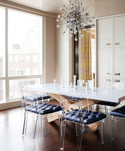 Amanda Nisbet Design: Chic, modern dining room with Plexi-Craft George II Chairs paired Bright Dining Rooms, Lucite Chairs, Dining Room Contemporary, Rooms Ideas, Contemporary Dining Room, Chaise Design, Trendy Kitchen, Modern Dining Room, Dining Room Lighting