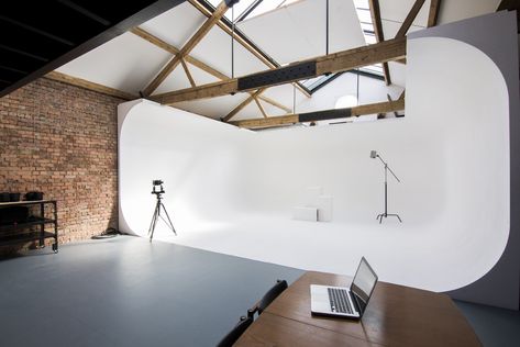 London photographic studio with 180 degree infinity cove makes the studio especially useful for panning video shots as well as stills. Photography Studio Spaces, Ruangan Studio, Photo Studio Design, Hackney Wick, Photography Studio Design, Photography Studio Setup, Home Studio Photography, Deco Studio, Loft Studio