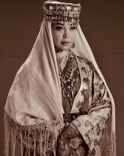 Azerbaijan Clothing, Uzbek Clothing, Biblical Clothing, Kurdish Clothes, Persian Women, Arabic Clothing, Fairytale Gown, Persian Fashion, Creative Fashion Photography