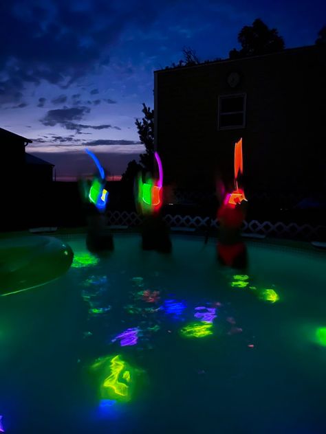 Glow Stick Pool Party, Glow Stick Pool, Glow Sticks In Pool, Pool Party With Friends, Neon Pool Parties, Night Pool Party, Party With Friends, Bday Party Theme, Night Swimming