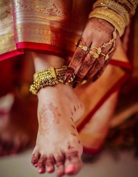 Indian Bride Getting Ready, Bridal Payal, Antique Pearl Necklace, Bride Getting Ready Photos, Bridal Foot Jewelry, Vintage Photography Women, Anklets Indian, Bridal Anklet, Fancy Diamond Ring