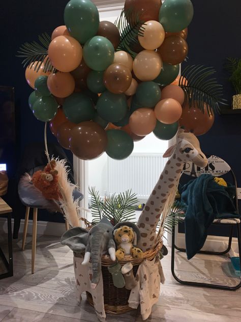 Safari Hot Air Balloon Party, Jungle Theme Hamper, Hot Air Balloon Baby Basket, Safari Baby Shower Gift Basket, Hot Air Balloon Baby Shower Gift, Baby Boy Hamper Ideas, Cute Baby Shower Gifts Baskets, Diy Hot Air Balloon Basket, Baby Shower Gifts For Boys Creative