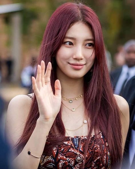 Suzy Bae red hair goddess dior iconic suji Pelo Color Vino, Red Hair Makeup, Cherry Red Hair, Lee Hyori, Suzy Bae, Baifern Pimchanok, Red Hair Inspo, Wine Hair, Hair Color Streaks