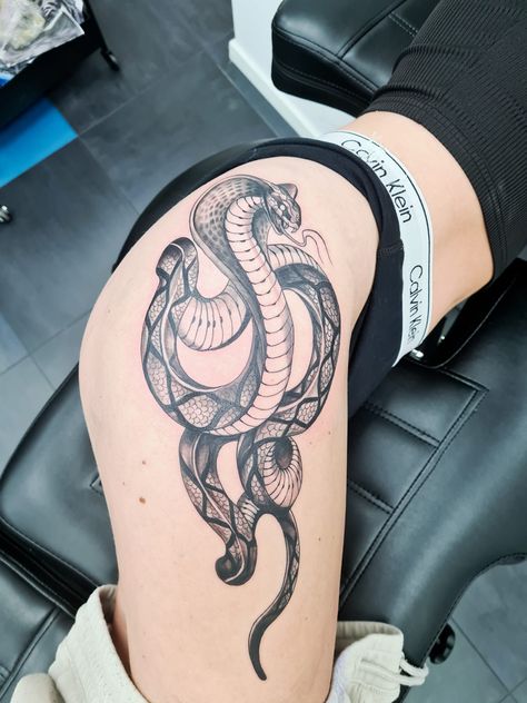 Snake tattoo hip thigh Tattoos For Women Snake, Hip Tattoos For Women, Floral Hip Tattoo, Personality Aesthetic, Upper Thigh Tattoos, Tattoo Pierna, Tattoo Hip, Cobra Tattoo, Simple Tattoos For Women