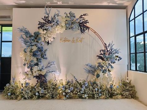 Blue And White Backdrop, Photobooth Engagement, Dekor Engagement, Blue Wedding Backdrop, Decor Lamaran, Engagement Backdrop Ideas, Background Photobooth, Dekor Lamaran, Wedding Dekorasi