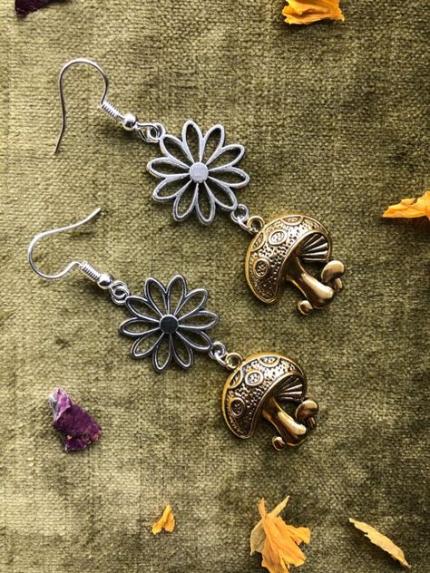 Fairycore Metal Necklaces For Gift, Fairycore Gold Dangle Jewelry, Goblin Core Earrings, Fairycore Gold Drop Earrings, Cottagecore Jewellery, Dark Cottagecore Fashion, Goblincore Fashion, Nature-inspired Dangle Jewelry With Mushroom Design, Earrings Cottagecore