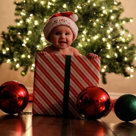 Baby In A Box Christmas, Infant Christmas Photoshoot Ideas, Christmas Baby Photoshoot, Toddler Christmas Pictures, Baby Christmas Photoshoot, Diy Christmas Photoshoot, Baby Holiday Photos, Christmas Photo Ideas, Christmas Baby Pictures