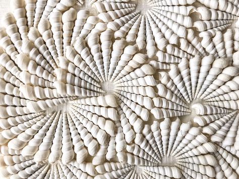 Seashell Projects Artwork, Sea Shells Art, Sea Shell Art Projects, Mosaic With Shells, Sea Shell Mosaic, Shell Mosaics Seashell Art, Art With Seashells, Shell Crafts Sculptures & Statues, Sea Shell Wall Art