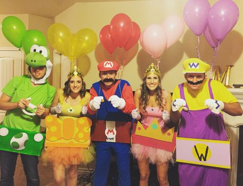 Halloween Costume. Mario Kart Group Mario Kart Costumes, Disney Family Costumes, Mario Halloween Costumes, Family Costumes Diy, Family Themed Halloween Costumes, Mario Costume, Costume Carnaval, Themed Halloween Costumes, Best Couples Costumes