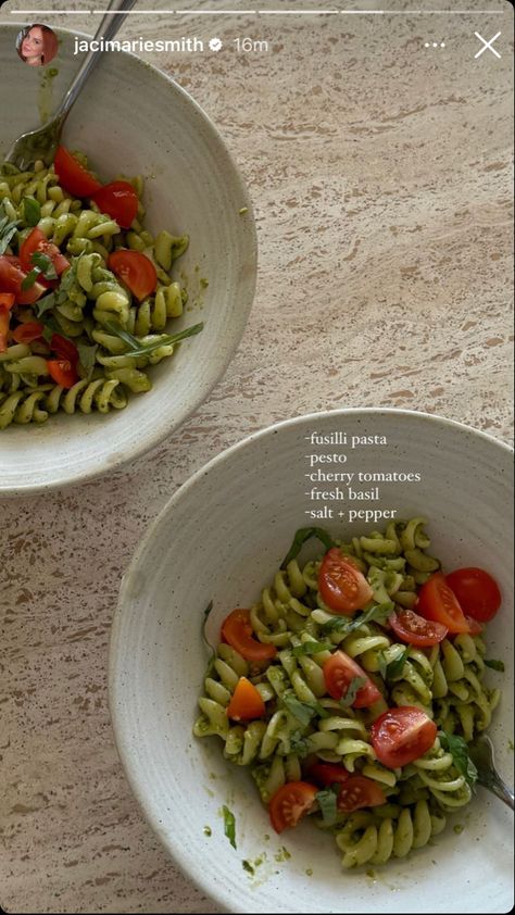 Fusili, pesto, cherry tomatoes, fresh basil, salt & pepper Cooking Ideas Aesthetic, Easy Yummy School Lunches, Pesto Pasta Ideas, Pesto Pasta Aesthetic, Pesto Pasta With Tomatoes, Vegan School Lunch Ideas, Lunch Ideas School, Healthy Lunch Ideas For School, Healthy Pesto Pasta