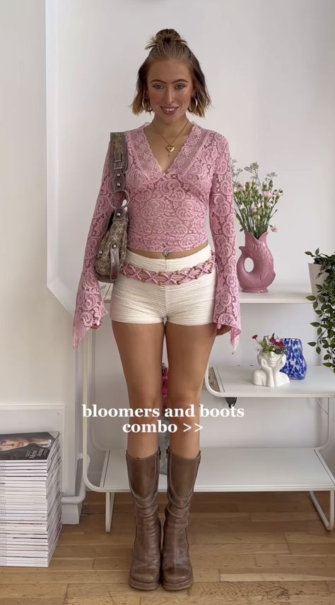 Old Coachella Outfits, Boho Going Out Outfit, Coquette Festival Outfits, Hoizer Concert Outfit Ideas, Pink Coachella Outfit, Festival Outfits Pink, Cochella Outfits Inspiration, Boomtown Outfit, Grunge Festival Outfit