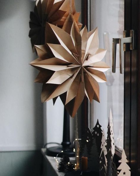 Sweden's Big Christmas Decoration Trend (And You Can Make It Yourself!) Big Christmas Decorations, Winter Hygge, My Scandinavian Home, Paper Star Lanterns, Origami Gifts, Scandi Christmas, Star Diy, Paper Stars, Noel Christmas