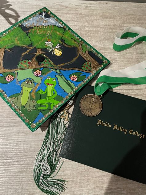 Princess And The Frog Cap Decoration, Princess And The Frog Graduation, Princess Tiana Graduation Cap, Frog Graduation Cap, Princess And The Frog Graduation Cap, Frog Graduation, Creative Graduation Caps, Senior Stuff, Frog Theme