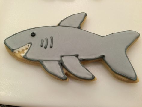 Shark sugar cookies with piped royal icing. Great for a party favor Tooth Cookies Decorated, Shark Cookies Decorated, Marine Cookies, Shark Sugar Cookies, Tooth Cookies, Themed Baking, Happy Shark, Fish Cookies, Shark Cookies