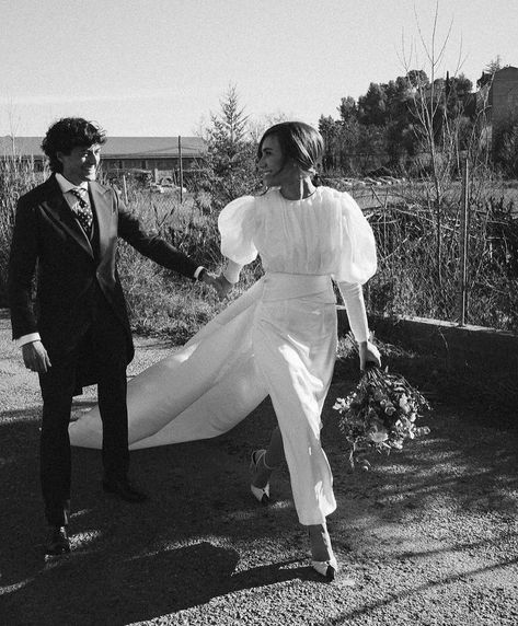 Lourdes es la novia de Teruel que celebró su boda de invierno en Nochevieja con vestido de la firma española Elena Soriano y salones Saint Laurent. Bubbles Photography, Couple Ring Design, Garden Wedding Dresses, Wedding Exits, Couple Ring, Wedding Hair Down, Brides Wedding Dress, Town Country, Wedding Outfits