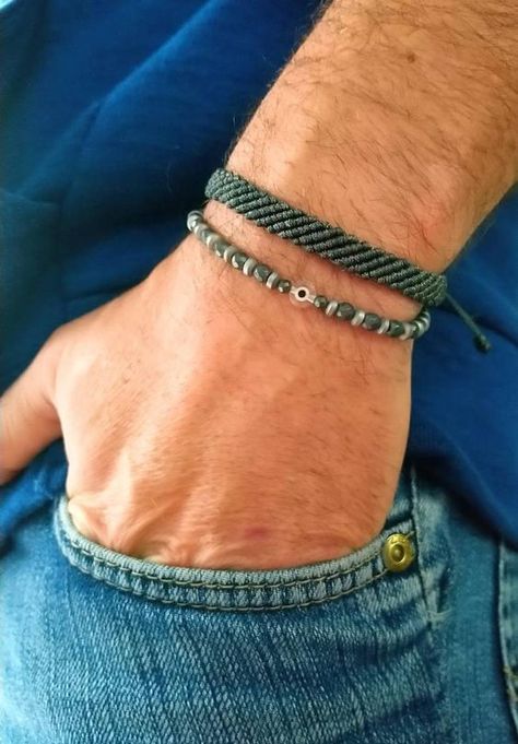 Diy Bracelets For Boyfriend, Ideas Pulseras, جوني ديب, Man Bracelet, Ankle Bracelets Diy, Boho Bandeau, Mens Beaded Necklaces, Braided Bracelet Diy, Friendship Bracelet Patterns Easy