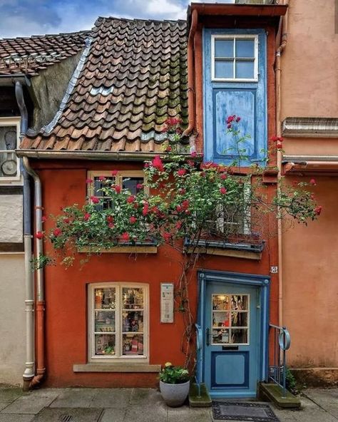 Kunstjournal Inspiration, Bremen Germany, Viborg, House Sketch, Colourful Buildings, Cute House, Architecture Exterior, Urban Sketching, Old Building