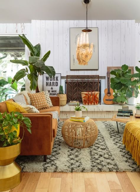 Boho Chic style celebrates wanderlust and adventure.. See how to use this decorating style in your home with the book, Global Bohemian - by Fifi O'Neill Eclectic Decor Bohemian, Global Home Decor Style, Boho Chic Interior, Boho Eclectic Decor, Bohemian Room Decor, Stile Boho Chic, Bohemian Living Rooms, Eclectic Living Room, Bohemian Interior