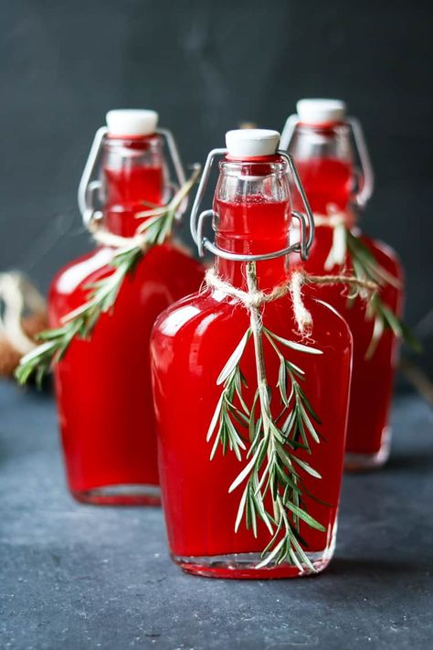 Fresh Cranberry Vodka Spritzers with Rosemary - The Wanderlust Kitchen Vodka Cranberry Cocktail, Vodka Cranberry, Festive Holiday Cocktails, Fresh Cranberry, Friends Dinner, Rosemary Simple Syrup, Cranberry Vodka, Diy Easy Recipes, Cranberry Cocktail