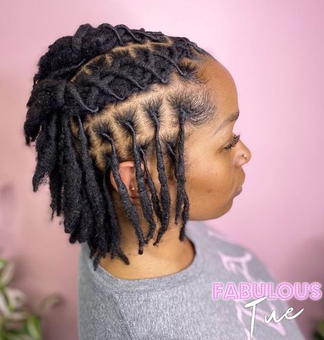 Half Up Short Bob Dreadlocks Mowhak Hairstyle Locs, Dreadlock Hairstyles For Women, Short Dread Styles, Small Dreads, Dreads Short Hair, Short Dreadlocks, Short Dreadlocks Styles, Dreads Styles For Women, Short Dreads