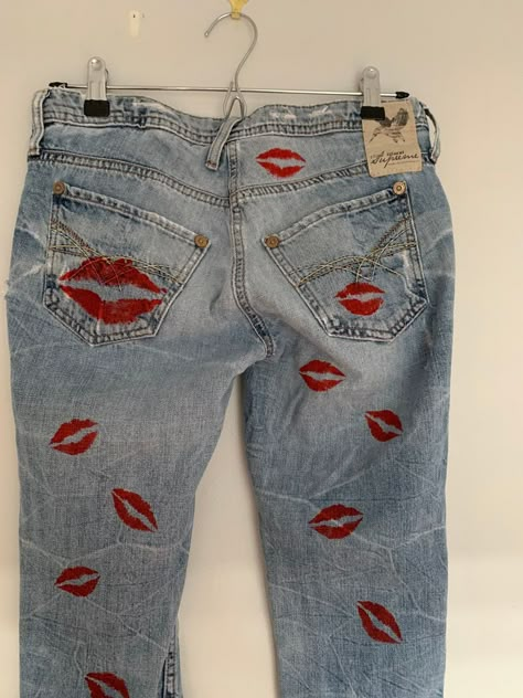 Jeans With Painting, 90s Painted Jeans, Western Jean Painting, Vintage Diy Clothes, Painted Clothes Diy Jeans, Diy Clothes Painting Ideas, Art On Clothes Paint, Hand Painted Jeans Diy Ideas, Words On Jeans