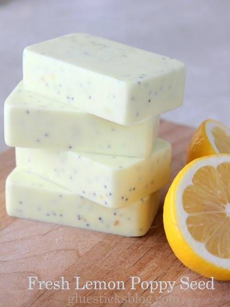 DIY Lemon Poppyseed Soap - It only takes 3 ingredients and about 30 minutes to make this soap - such a great gift idea! Poppy Seed Soap, Savon Diy, Diy Soap Recipe, Soap Tutorial, Lemon Poppy Seed, Lemon Poppy, Soap Recipe, Homemade Soap Recipes, Lemon Poppyseed