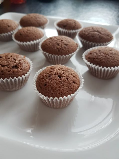 Schoko-Minimuffins, ein leckeres Rezept aus der Kategorie Kinder. Bewertungen: 1. Durchschnitt: Ø 3,3. Holiday Treats Christmas, Mini Muffins, Cupcake Muffins, Popular Recipes, Holiday Treats, Cupcake Recipes, Cupcake, Jam, Muffins