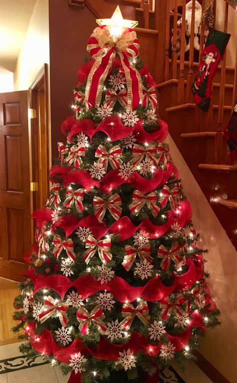 Red Gold Christmas Tree Ideas, Red And Gold Christmas Tree Ideas, Elegant Christmas Tree Decorations, Christmas Tree Decorations Ribbon, Christmas Flower Decorations, Red And Gold Christmas Tree, Christmas Tree Decorated, Gold Christmas Tree Decorations, Christmas Tree Decorating Themes