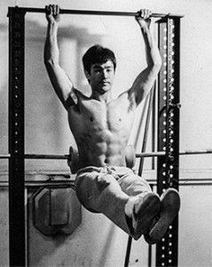 Bruce Lee Aesthetic, Bruce Lee Abs Workout, Bruce Lee Abs, Bruce Lee Workout, Bruce Lee Training, Bruce Lee Family, Bruce Lee Pictures, Leg Raise, Bruce Lee Art